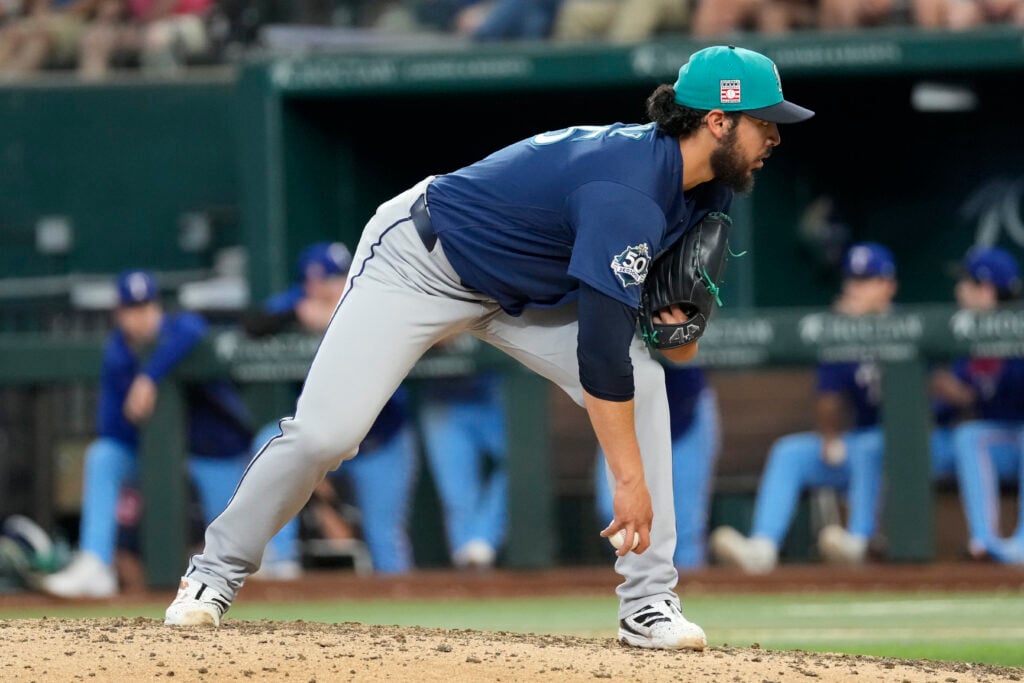 Jul 26, 2026; Arlington, Texas, USA; Seattle Mariners pitcher Andrés Muñoz (75) prepares to deliver a pitch to the Texas Rangers during the ninth inning at Globe Life Field. Mandatory Credit: Jim Cowsert-Imagn Images
