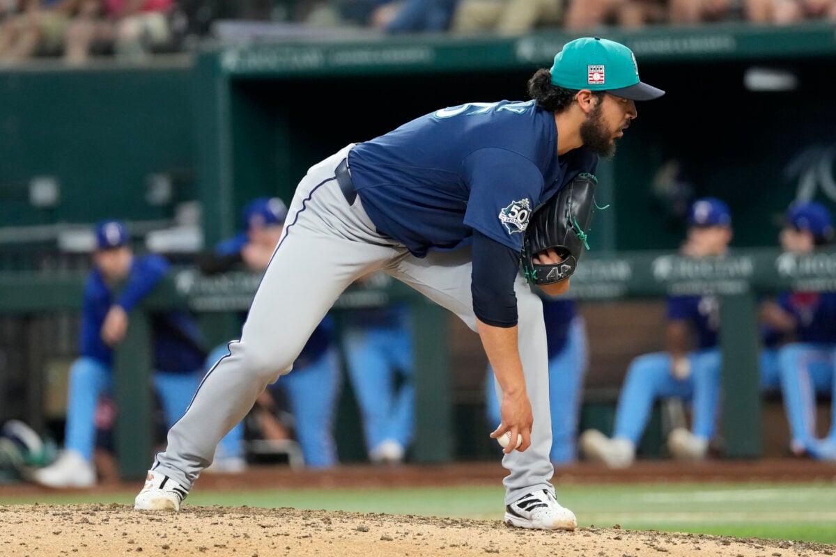 Jul 26, 2026; Arlington, Texas, USA; Seattle Mariners pitcher Andrés Muñoz (75) prepares to deliver a pitch to the Texas Rangers during the ninth inning at Globe Life Field. Mandatory Credit: Jim Cowsert-Imagn Images