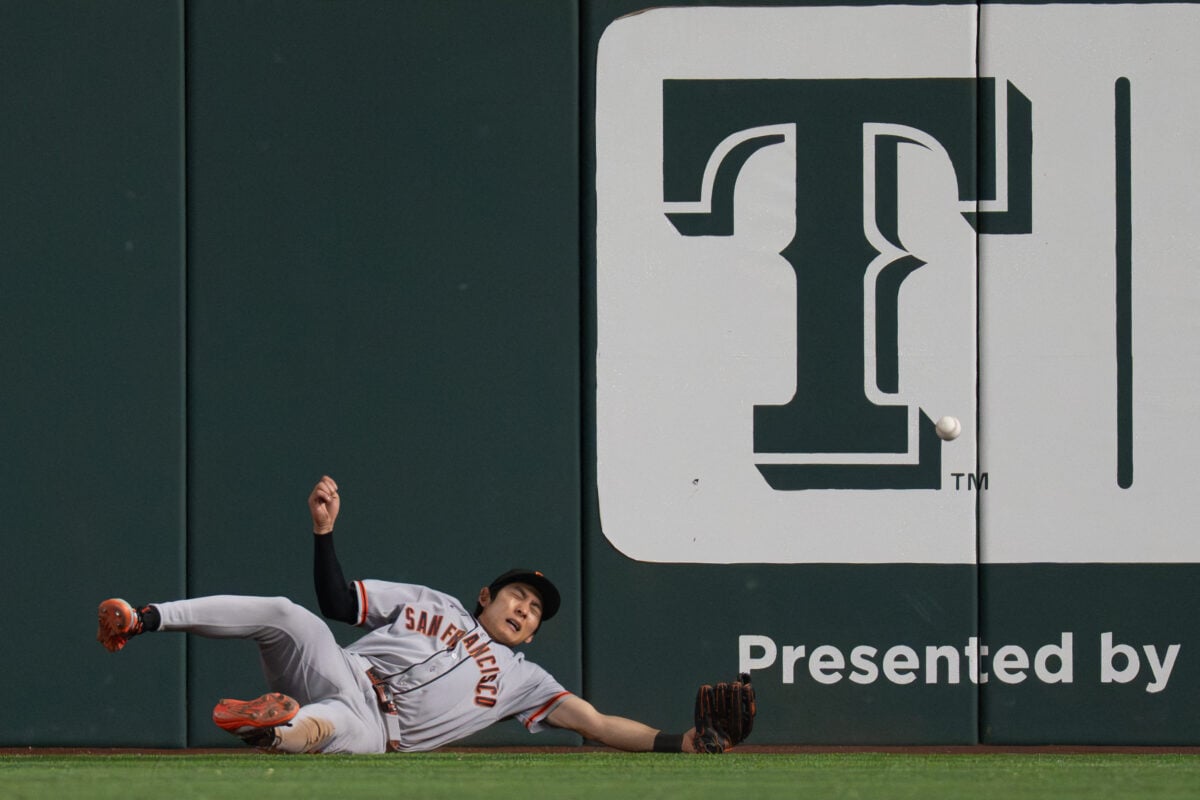 Aug 4, 2026; Arlington, Texas, USA;  San Francisco Giants right fielder Jung Hoo Lee (51) is unable to make a play on a fly ball by Texas Rangers shortstop Ezequiel Duran during the ninth inning at Globe Life Field. Mandatory Credit: Raymond Carlin III-Imagn Images