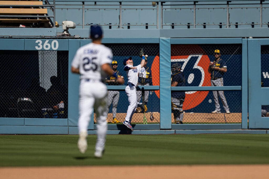 Aug 16, 2026; Los Angeles, California, USA; Los Angeles Dodgers right fielder Kyle Tucker (23) misses a fly ball in the ninth inning against the Milwaukee Brewers at Dodger Stadium. Mandatory Credit: Jon Endow-Imagn Images