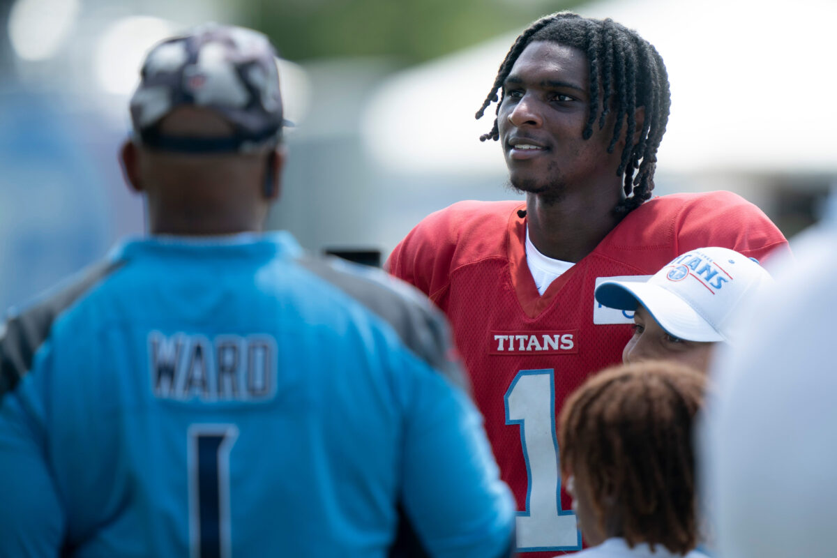 Tennessee Titans quarterback Cam Ward (1) signs autographs after the joint practice with the Seattle Seahawks at Vanderbilt Health Football Center Friday, Aug. 21, 2026.