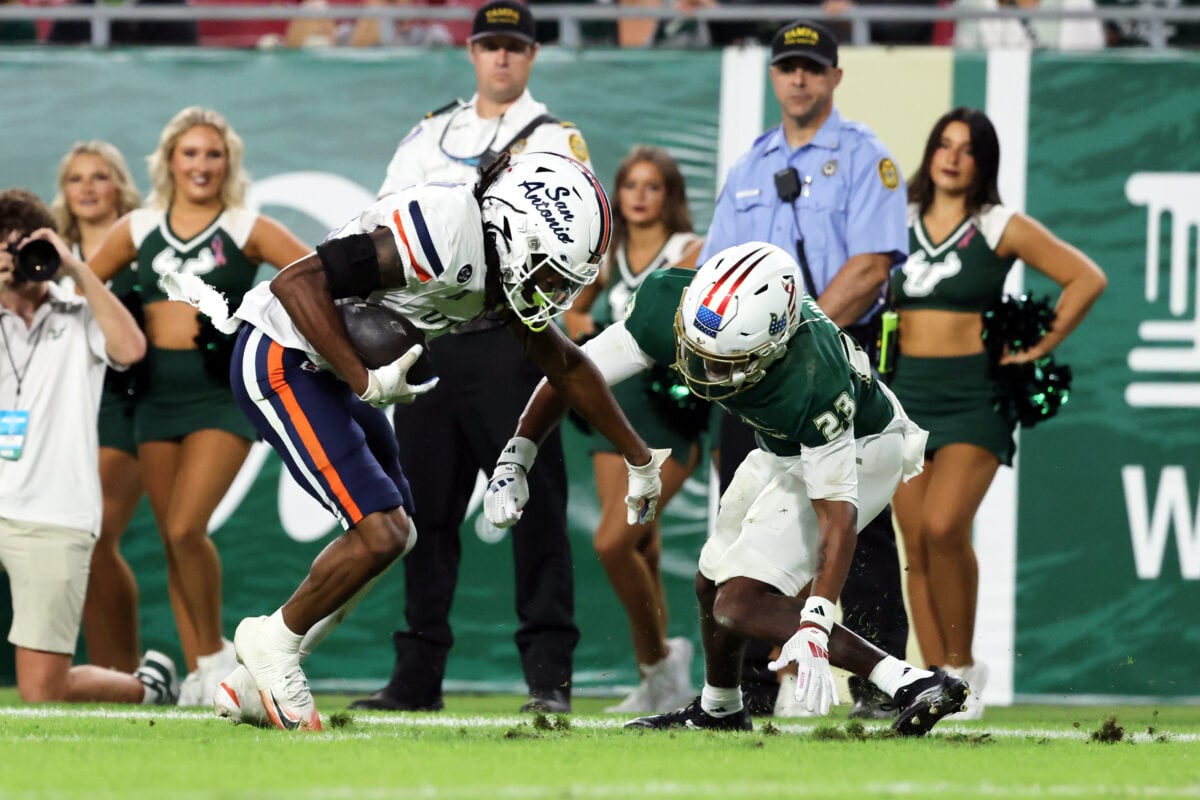 Nov 6, 2025; Tampa, Florida, USA; UTSA Roadrunners wide receiver Mekhi Anderson (33) runs the ball in for a touchdown against the South Florida Bulls  during the second half at Raymond James Stadium. Mandatory Credit: Kim Klement Neitzel-Imagn Images