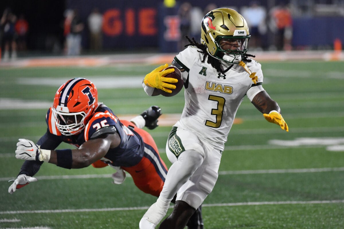 Sep 3, 2026; Champaign, Illinois, USA; UAB Blazers running back Bam McReynolds (3) runs past Illinois Fighting Illini defensive back Des Straughton (25) during the first half at Gies Memorial Stadium. Mandatory Credit: Ron Johnson-Imagn Images