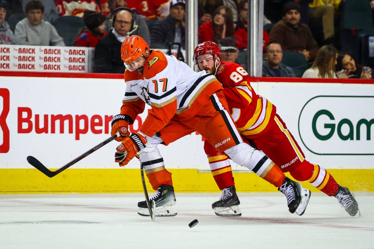 Oct 10, 2026; Calgary, Alberta, CAN; Anaheim Ducks left wing Alex Killorn (17) and Calgary Flames left wing Joel Farabee (86) battle for the puck during the third period at Scotiabank Saddledome. Mandatory Credit: Sergei Belski-Imagn Images
