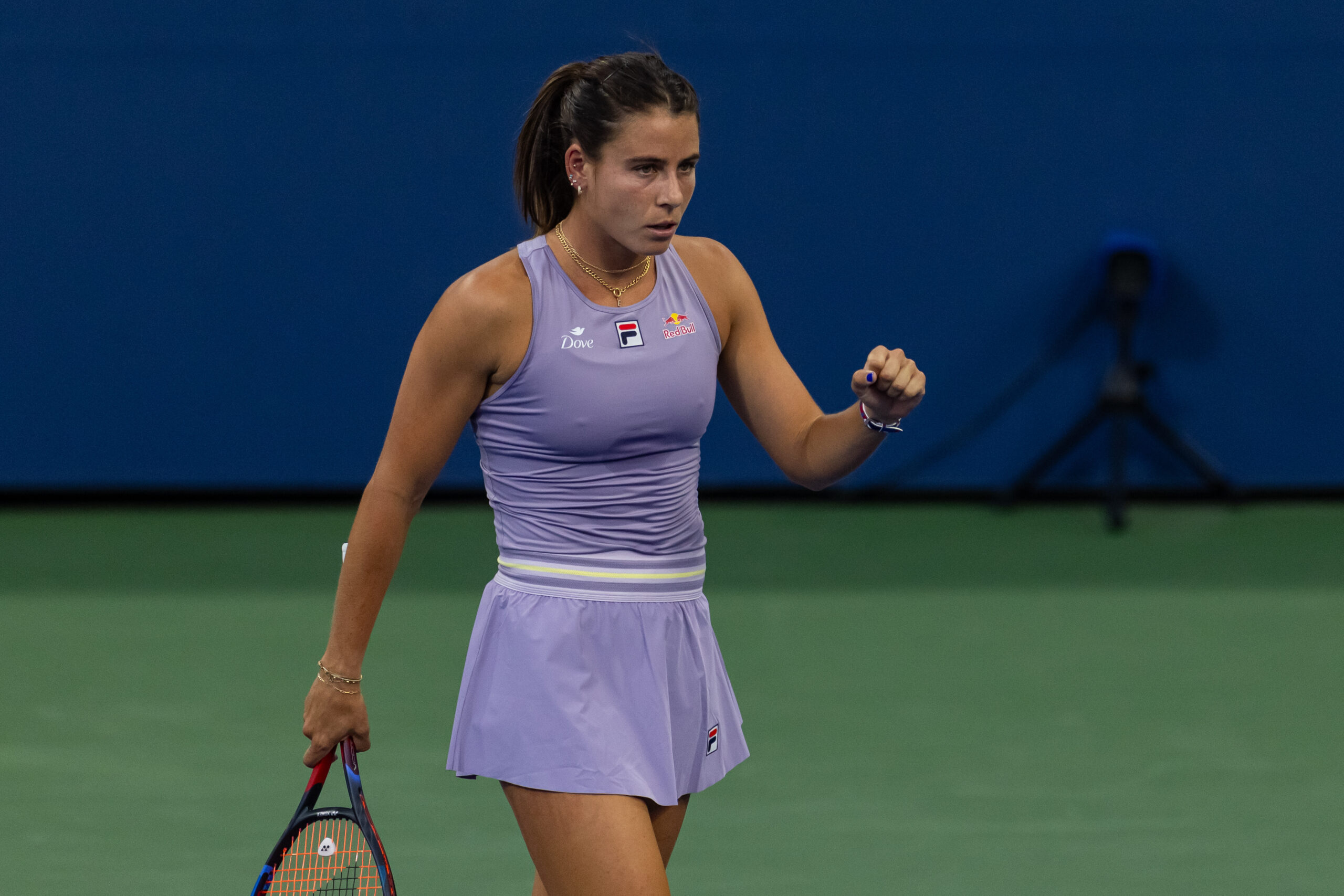 Aug 29, 2025; Flushing, NY, USA; Emma Navarro of the United States in action against Barbora Krejcikova of Czech Republic in the third round of the women’s singles at the US Open at Billie Jean King National Tennis Center. Mandatory Credit: Mike Frey-Imagn Images