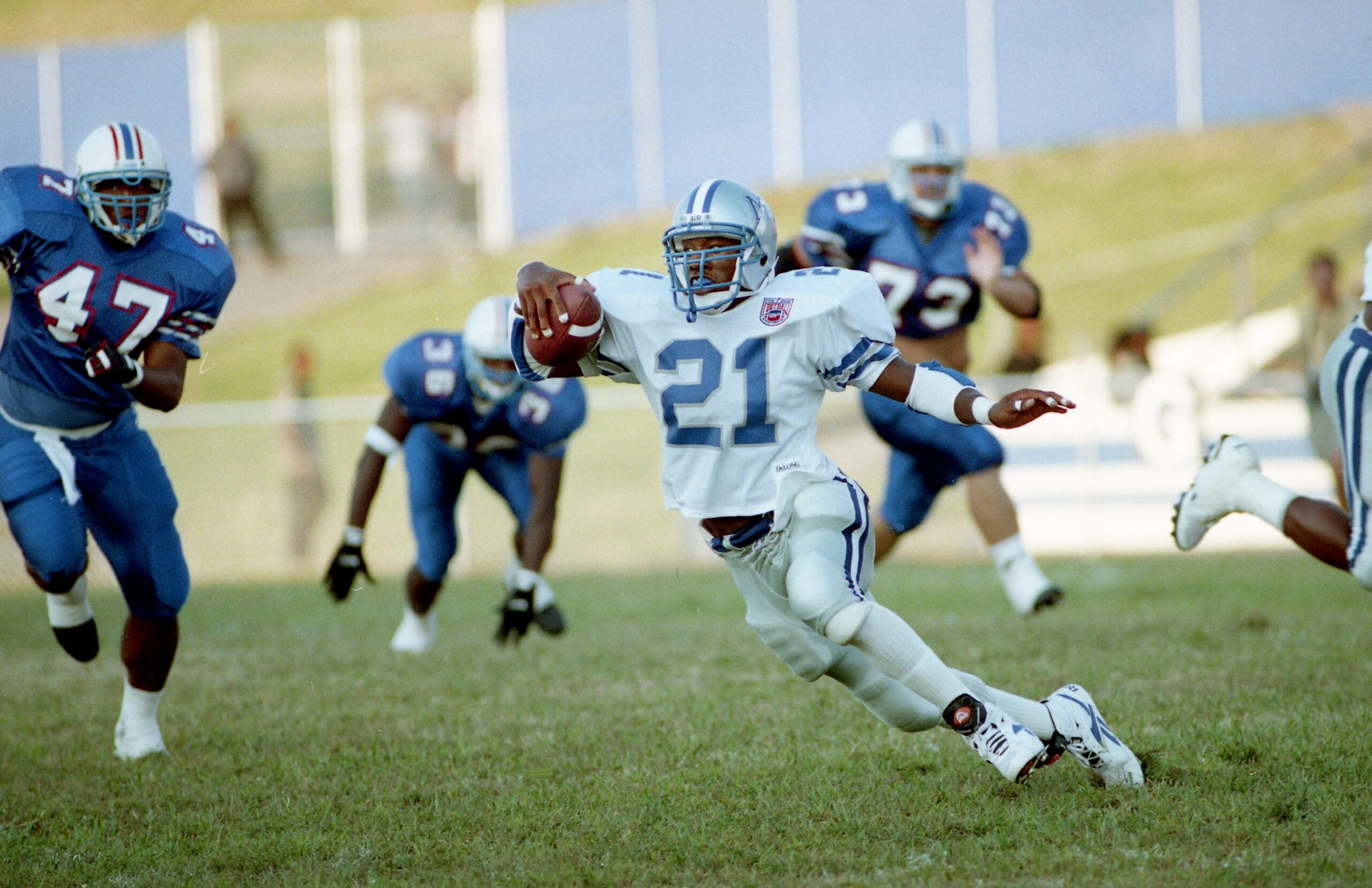 Middle Tennessee State’s Rodney Shelton (21) is eluding Tennessee State defenders in the 16th-ranked Blue Raiders 45-10 Ohio Valley Conference romp over host Tennessee State before 15,400 at Hale Stadium in Nashville on Sept. 3, 1994.