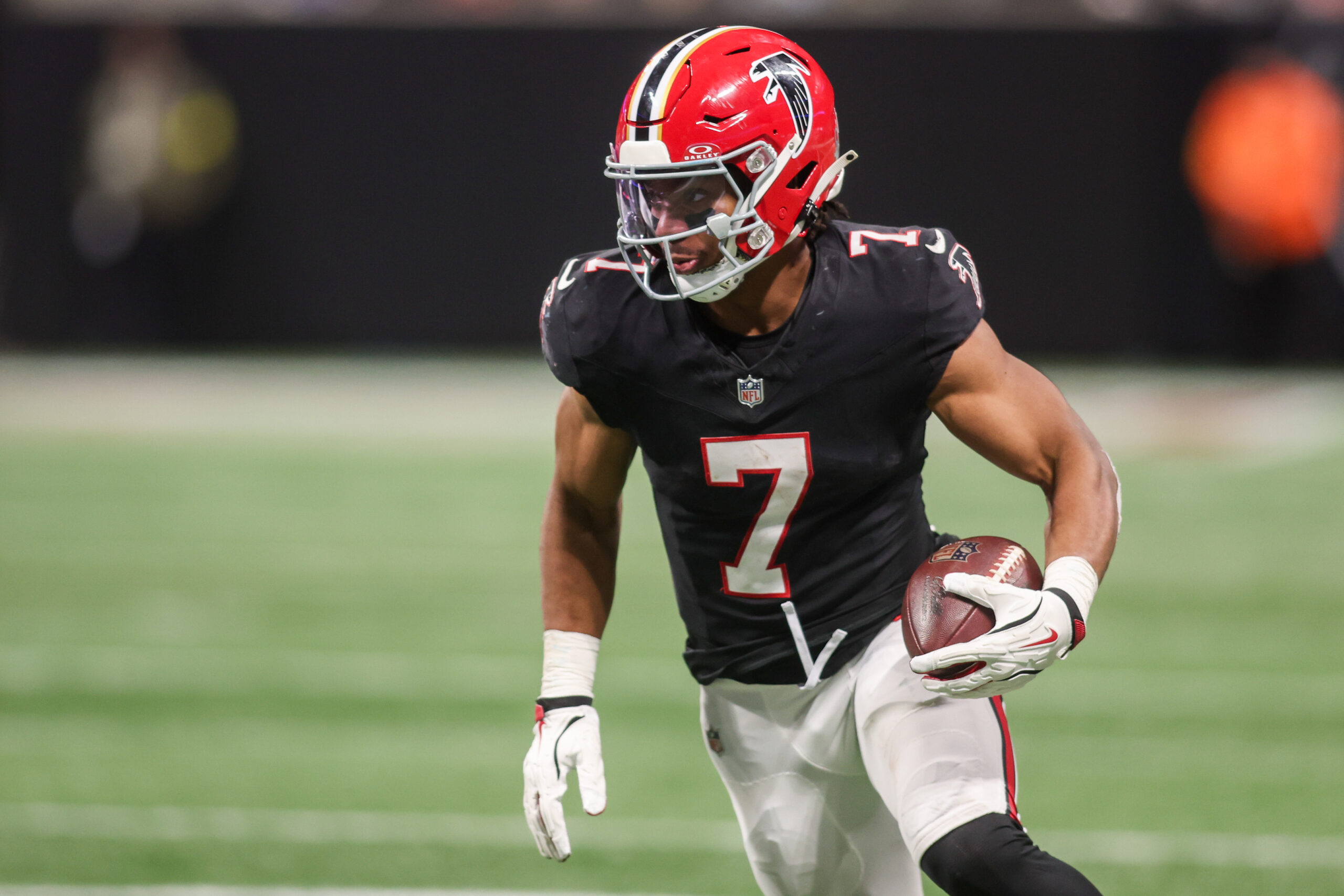 Dec 29, 2025; Atlanta, Georgia, USA; Atlanta Falcons running back Bijan Robinson (7) runs the ball against the Los Angeles Rams in the third quarter at Mercedes-Benz Stadium. Mandatory Credit: Brett Davis-Imagn Images