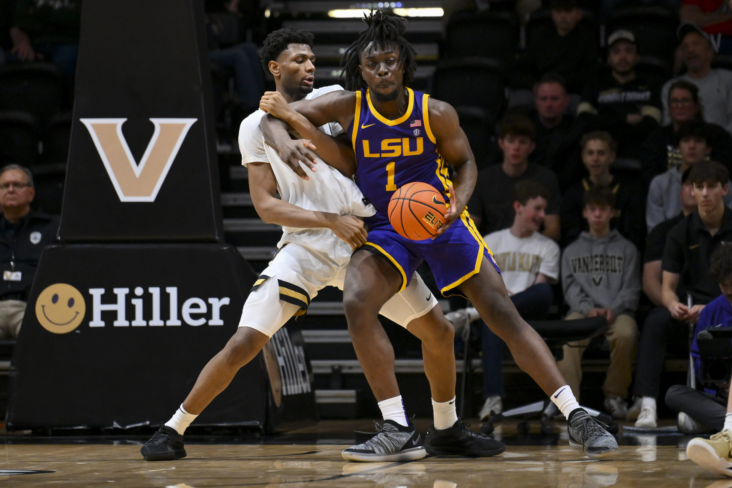 Jan 10, 2026; Nashville, Tennessee, USA; Vanderbilt Commodores forward Jalen Washington (13) and Louisiana State Tigers center Michael Nwoko (1) fight for position during the second half at Memorial Gymnasium. Mandatory Credit: Steve Roberts-Imagn Images