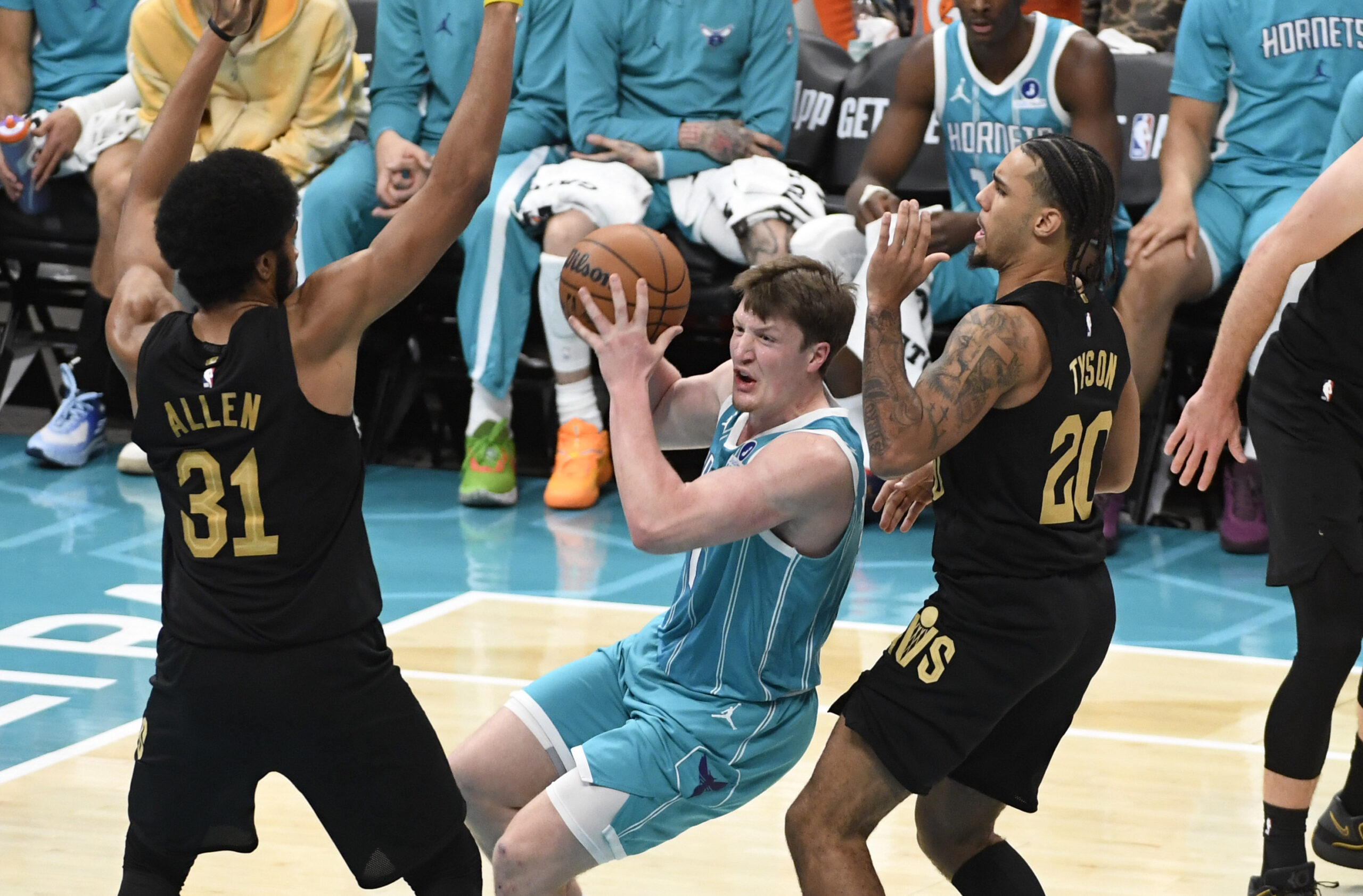 Jan 21, 2026; Charlotte, North Carolina, USA;  Charlotte Hornets forward Kon Knueppel (7) looks to shoot past the defense of Cleveland Cavaliers center Jarrett Allen (31) and guard Jaylon Tyson (20) during the second half at the Spectrum Center. Mandatory Credit: Sam Sharpe-Imagn Images