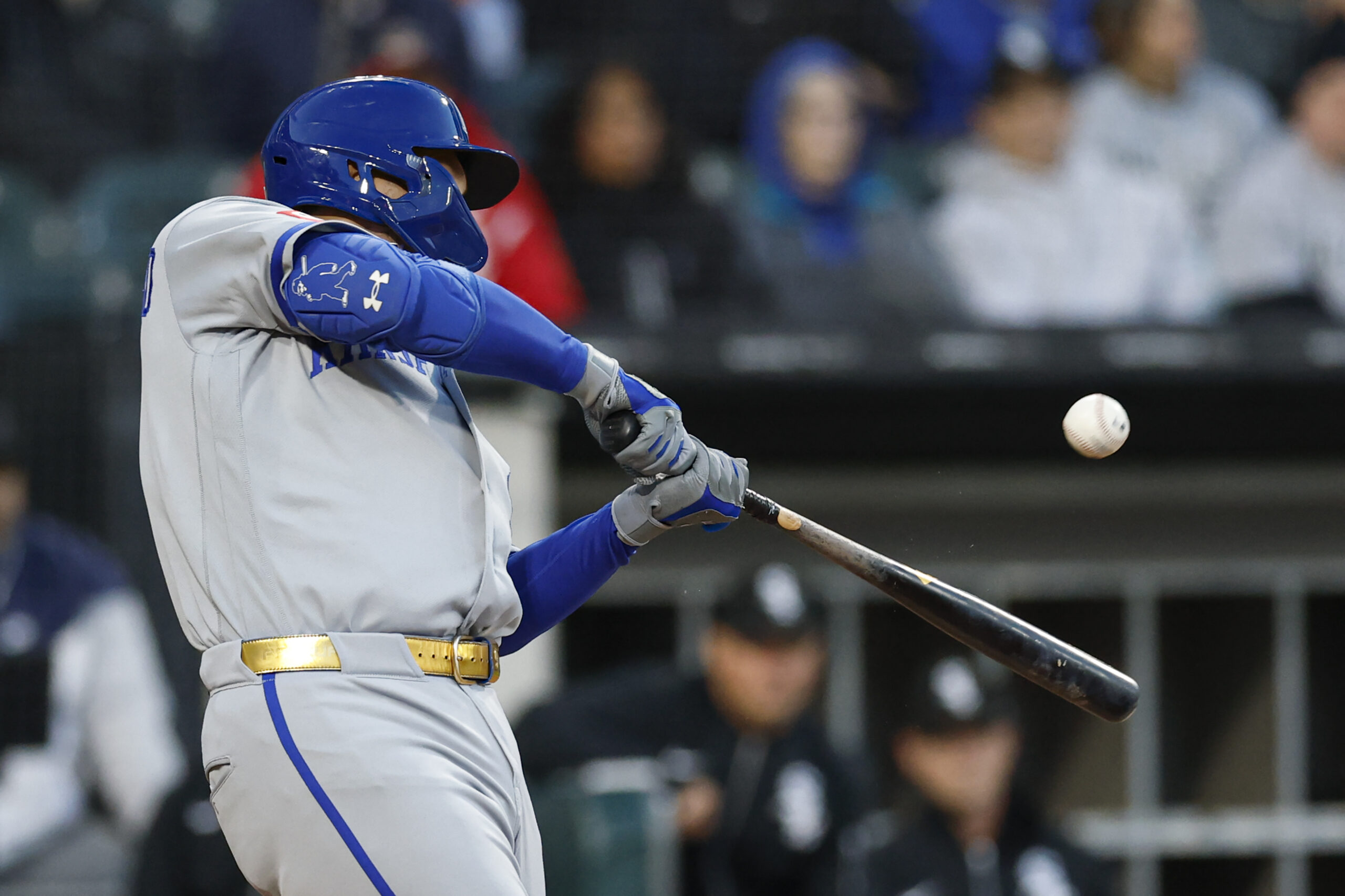 May 13, 2026; Chicago, Illinois, USA; Kansas City Royals first baseman Vinnie Pasquantino (9) hits a two-run single against the Chicago White Sox during the fourth inning at Rate Field. Mandatory Credit: Kamil Krzaczynski-Imagn Images
