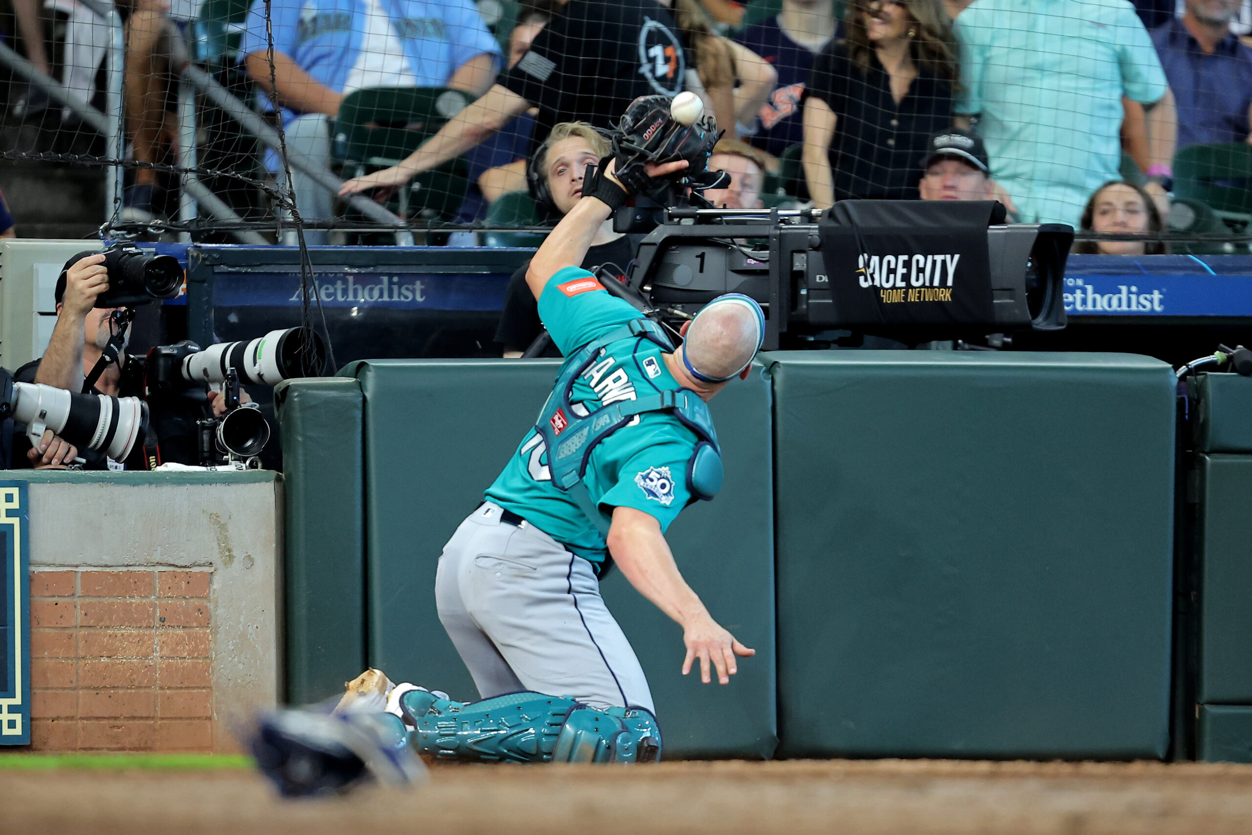May 14, 2026; Houston, Texas, USA; Seattle Mariners catcher Mitch Garver (18) is unable to catch a foul ball hit by Houston Astros second baseman Jose Altuve (not shown) during the seventh inning at Daikin Park. Mandatory Credit: Erik Williams-Imagn Images