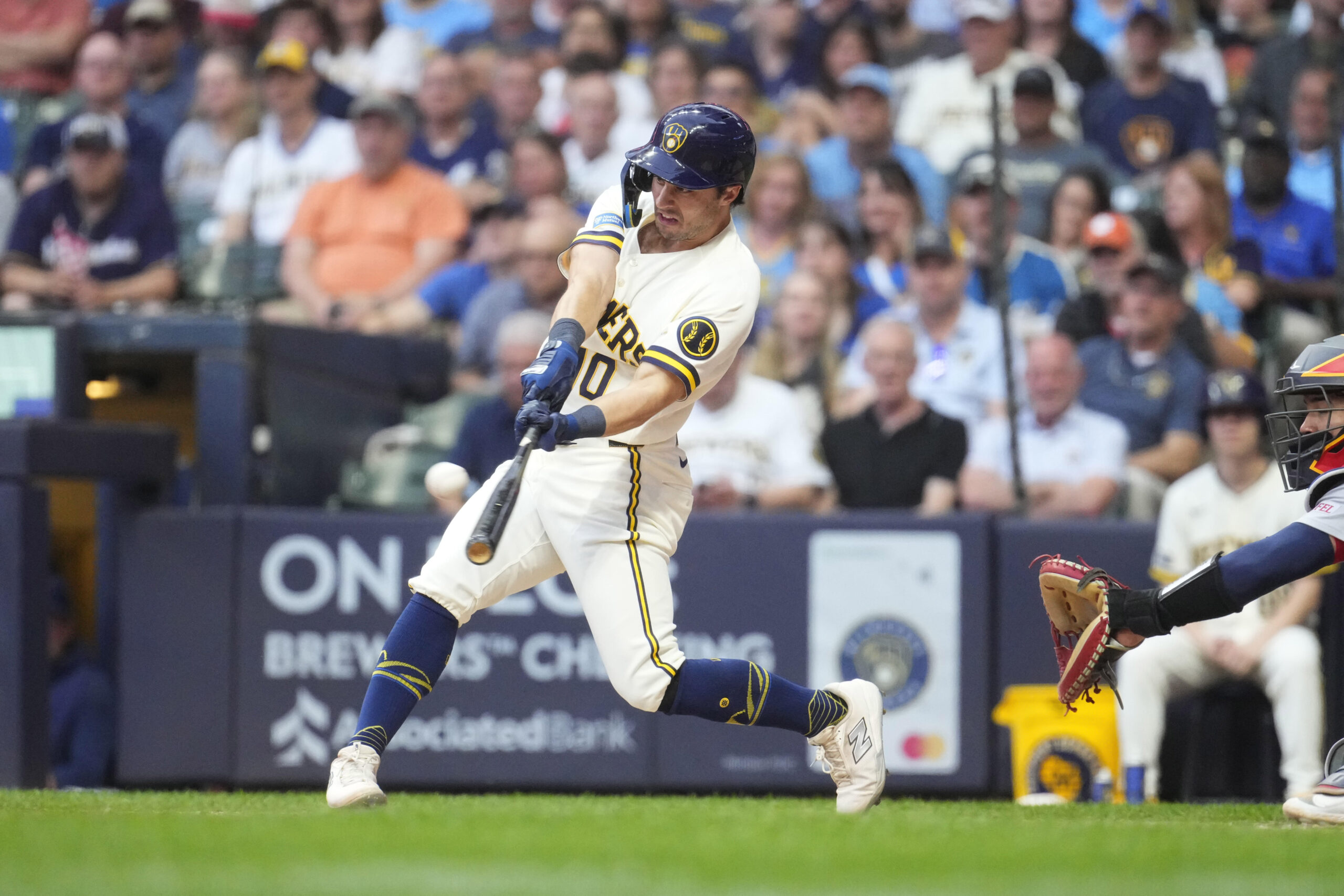 May 26, 2026; Milwaukee, Wisconsin, USA; Milwaukee Brewers right fielder Sal Frelick (10) gets a base hit against the St. Louis Cardinals in the ffith inning at American Family Field. Mandatory Credit: Michael McLoone-Imagn Images