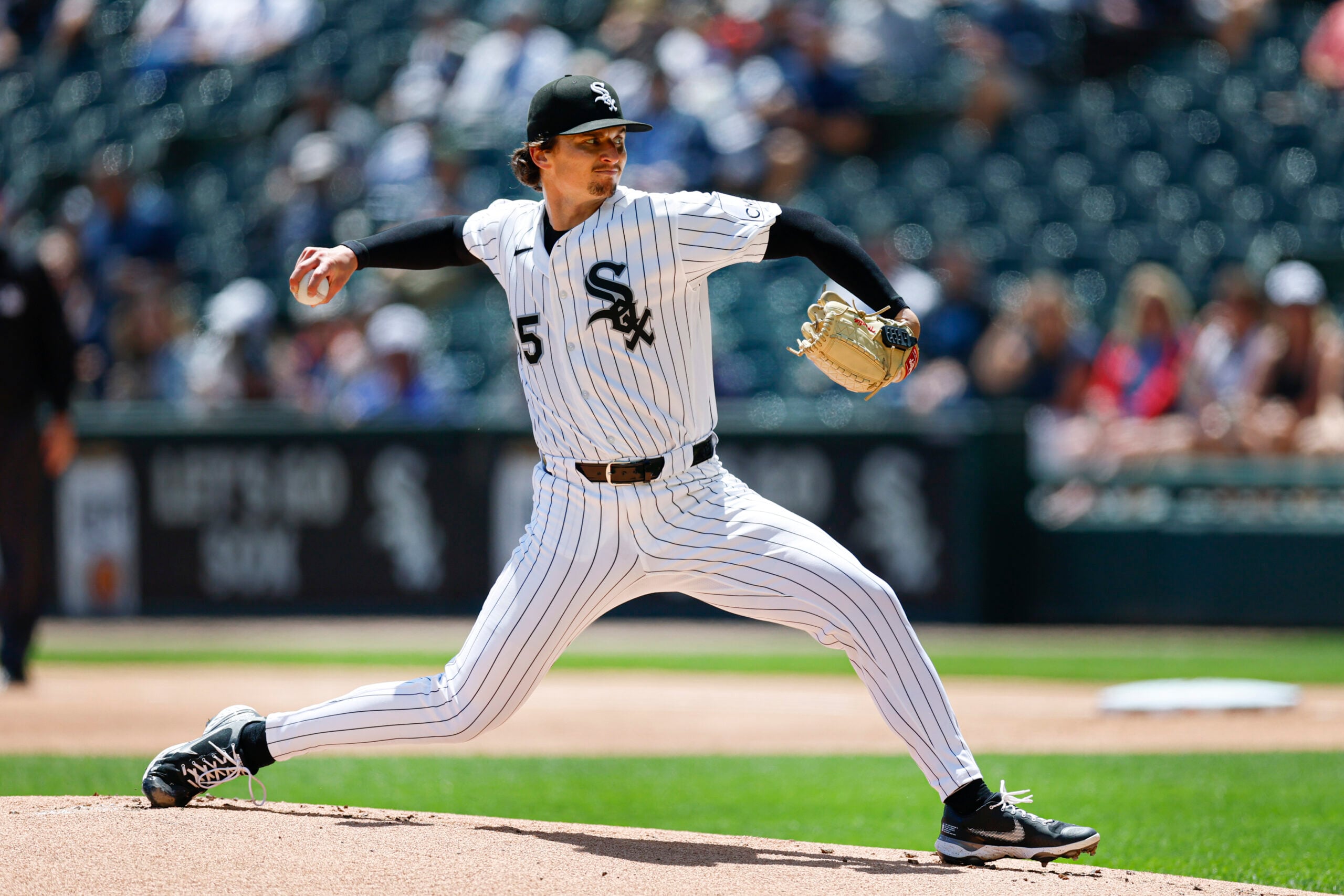 May 28, 2026; Chicago, Illinois, USA; Chicago White Sox starting pitcher Davis Martin (65) delivers a pitch against the Minnesota Twins during the first inning at Rate Field. Mandatory Credit: Kamil Krzaczynski-Imagn Images