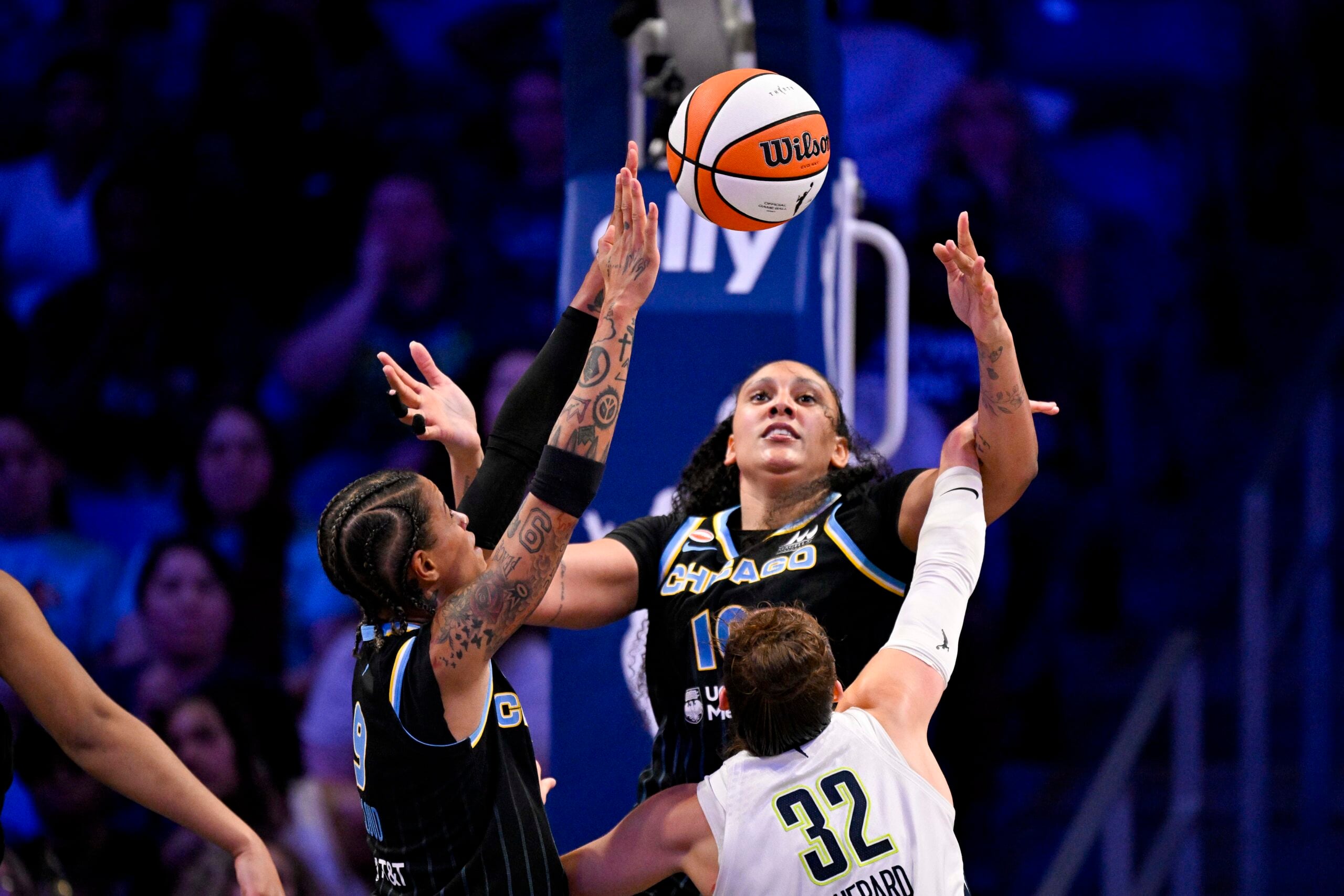 Jun 20, 2026; Arlington, Texas, USA; Chicago Sky center Kamilla Cardoso (10) and Dallas Wings forward Jessica Shepard (32) battle for the loose ball during the second half at College Park Center. Mandatory Credit: Jerome Miron-Imagn Images