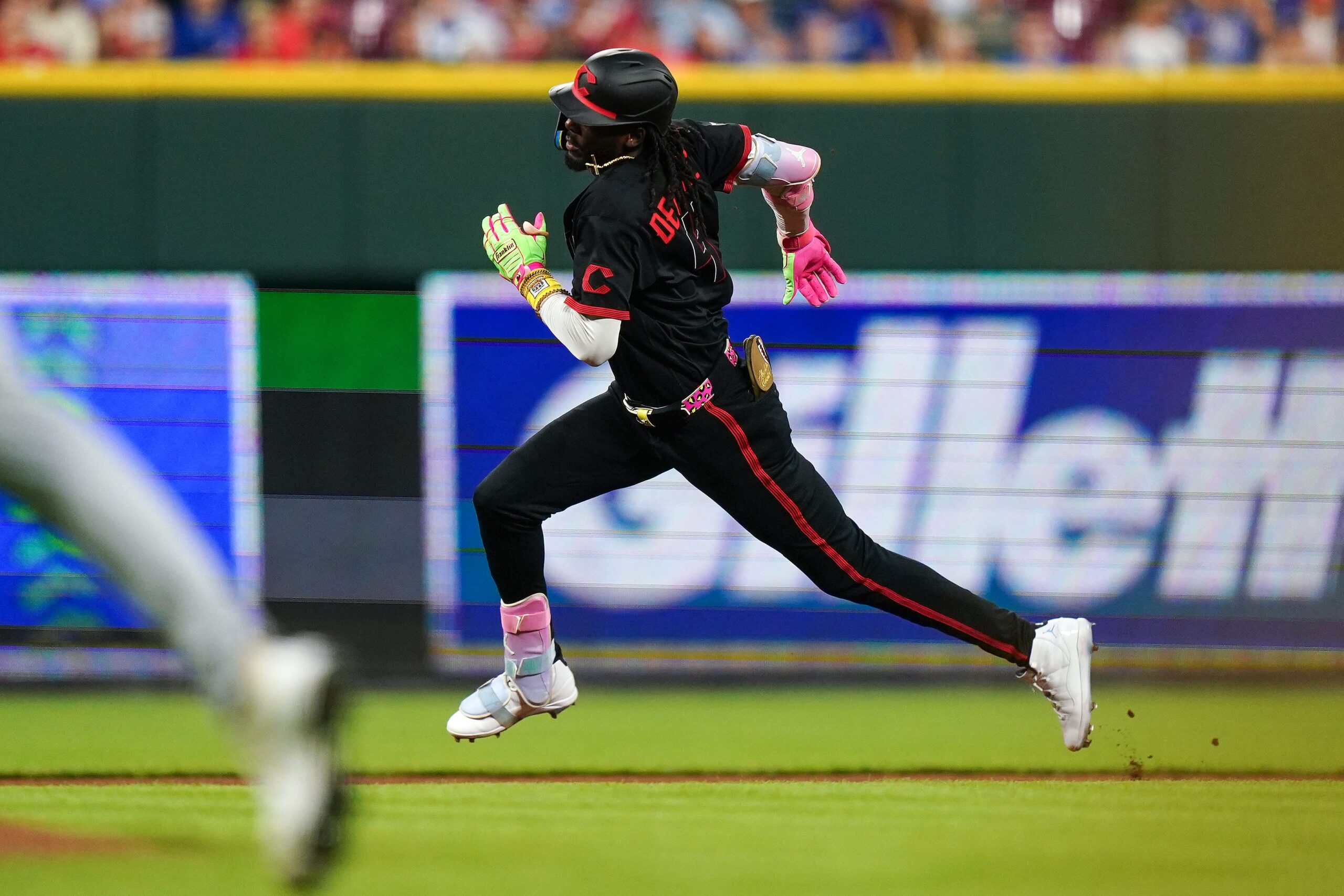 Cincinnati Reds shortstop Elly de la Cruz (44) advances bases in the seventh inning of a MLB game between the Cincinnati Reds and Chicago Cubs, Friday, July 10, 2026, at Great American Ball Park in downtown Cincinnati.